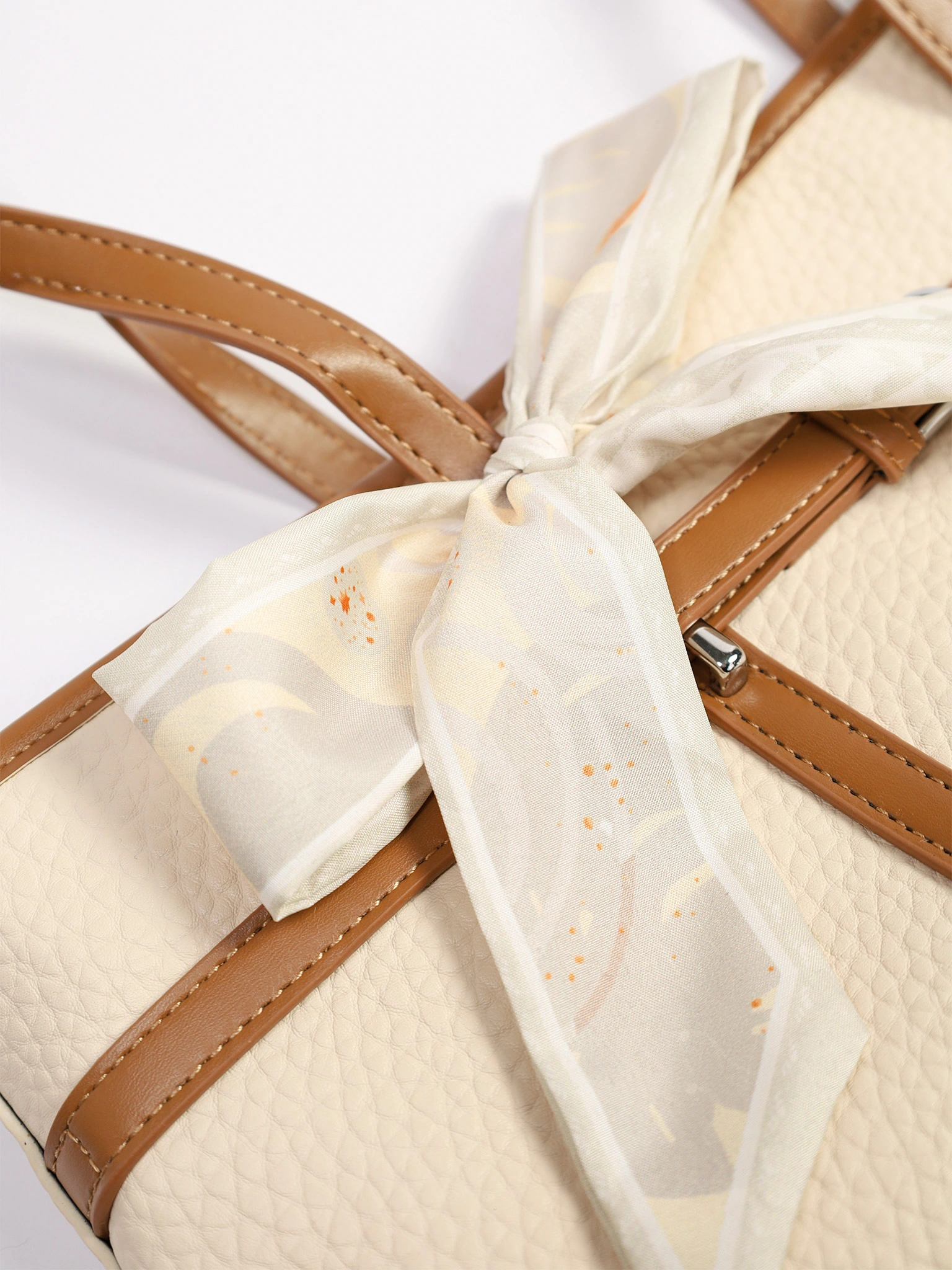 Сумка-тоут с контрастными ручками и ремешком с пряжкой в ассортименте